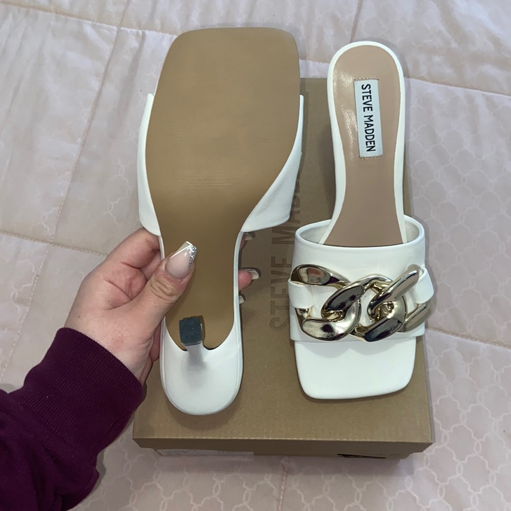 Steve Madden White Heels with Gold Chain - Picture 3 of 4